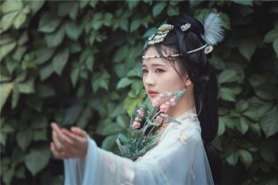 ​女人嘴巴左下边的痣图解