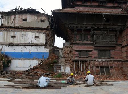 梦见地震房子倒塌但是安全躲开，女人梦到地震预示什么