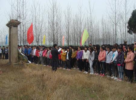 梦见和亲人一起扫墓有什么预兆，梦见和家人去拜山扫墓