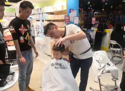 ​梦见理发师给我剪头发剪了个好看的发型