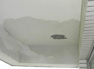 ​梦见下大雨房子到处漏雨，女人梦到下雨房子漏雨
