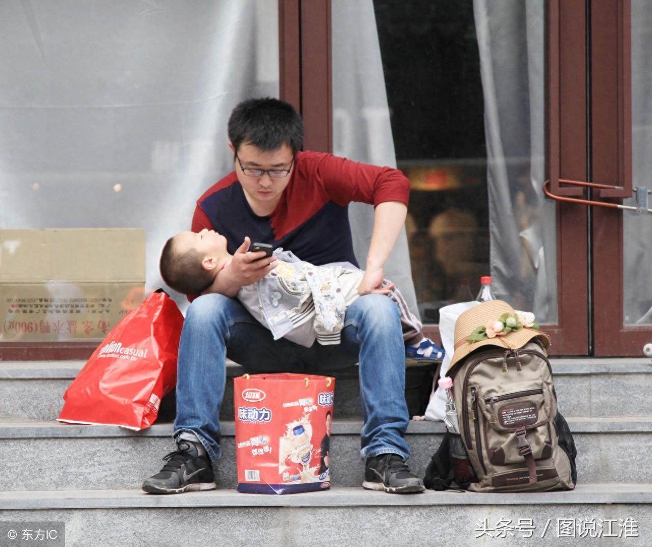 父爱如山，十张感人肺腑的父爱亲情照片，一生只为守候你慢慢长大