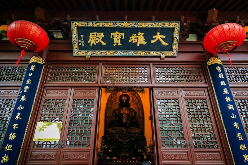 大雄宝殿供奉的是什么佛是求什么（寺庙里的大雄宝殿是什么意思）
