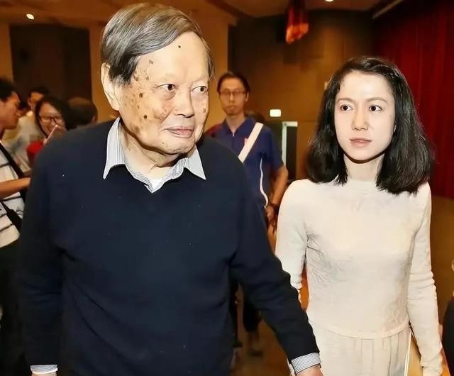 翁帆怀孕大肚的图片真的吗（杨振宁翁帆牵手18年）