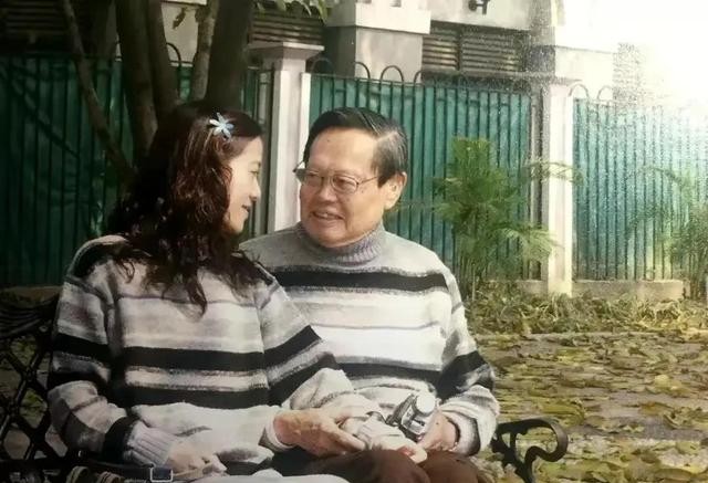 翁帆怀孕大肚的图片真的吗（杨振宁翁帆牵手18年）