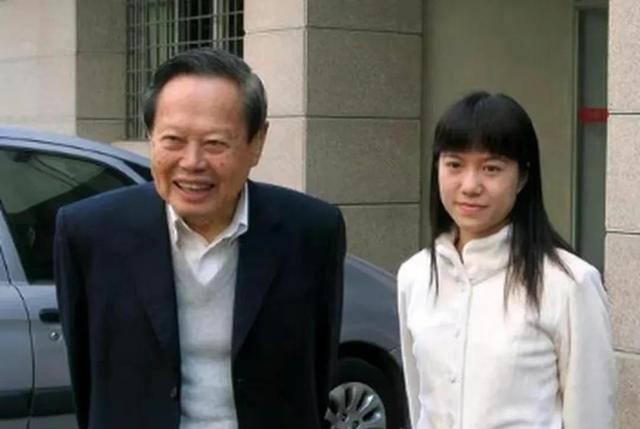 翁帆怀孕大肚的图片真的吗（杨振宁翁帆牵手18年）
