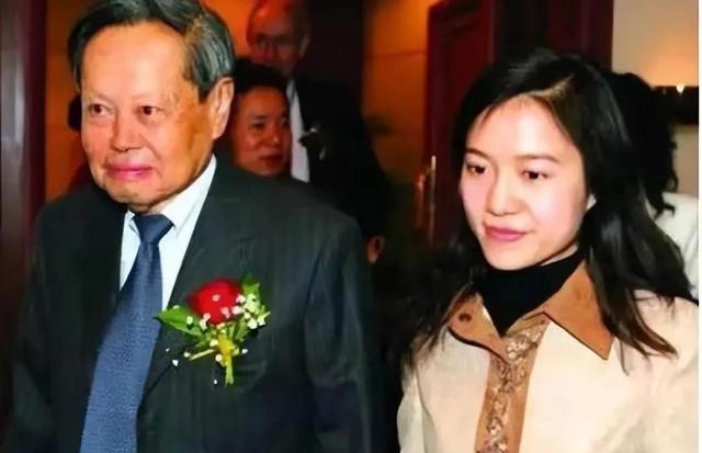 翁帆怀孕大肚的图片真的吗（杨振宁翁帆牵手18年）