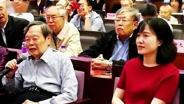 翁帆怀孕大肚的图片真的吗（杨振宁翁帆牵手18年）