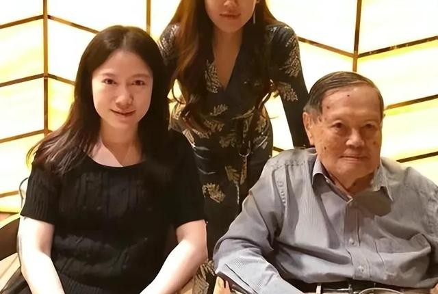 翁帆怀孕大肚的图片真的吗（杨振宁翁帆牵手18年）