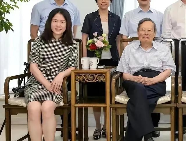 翁帆怀孕大肚的图片真的吗（杨振宁翁帆牵手18年）