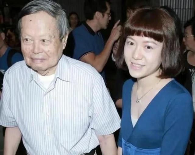 翁帆怀孕大肚的图片真的吗（杨振宁翁帆牵手18年）