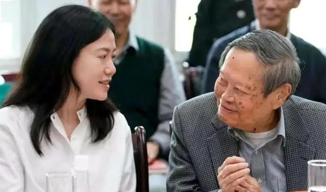 翁帆怀孕大肚的图片真的吗（杨振宁翁帆牵手18年）