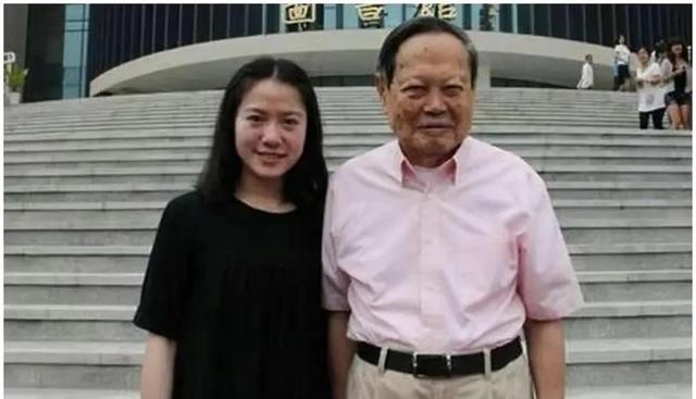 翁帆怀孕大肚的图片真的吗（杨振宁翁帆牵手18年）