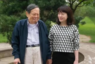 ​翁帆怀孕大肚的图片真的吗（杨振宁翁帆牵手18年）