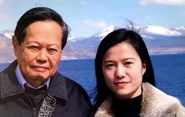 翁帆怀孕大肚的图片真的吗（杨振宁翁帆牵手18年）
