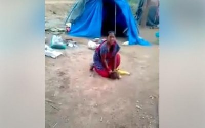 残忍虐童画面曝光!2岁儿躺地爆哭 恶母头脚对折重压 再抓起狠摔