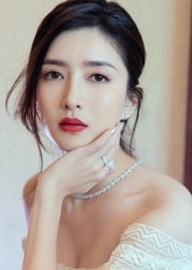 ​江疏影性感迷人低胸礼服大秀