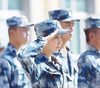 ​佟丽娅参加真正男子汉，晒军装照，又美又有气质，真的超级漂亮
