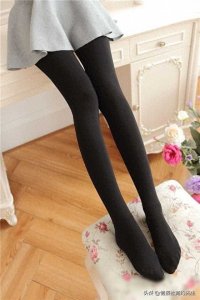 ​为什么女生穿丝袜时，脚会臭到难以忍受？