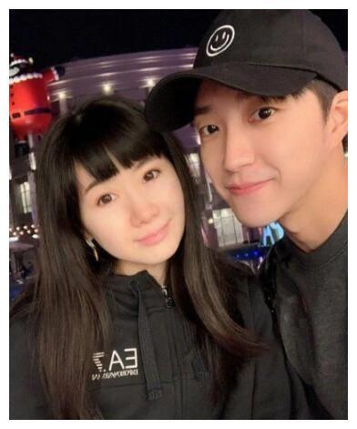 福原爱晒近照,二胎孕相明显满脸幸福,丈夫现身瞬间被赞像乔任梁