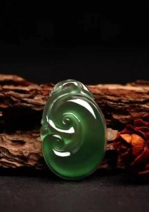 ​玉与翡翠哪个更好（玉与翡翠的区别）