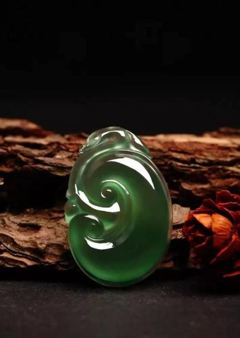 玉与翡翠哪个更好（玉与翡翠的区别）