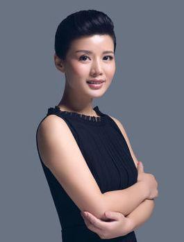 她捧了丈夫21年，成名后却出轨貌美小三，42岁与儿子相依为命