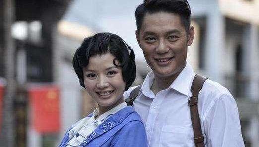 她捧了丈夫21年，成名后却出轨貌美小三，42岁与儿子相依为命