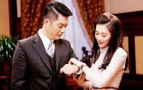 她捧了丈夫21年，成名后却出轨貌美小三，42岁与儿子相依为命