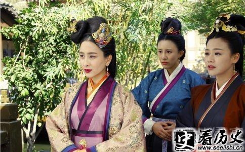 魏琰（左）剧照