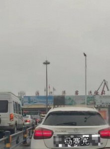 ​海南岛进出港口拥堵：300米堵了两小时，走乡道收费两百，工作人员正尽力疏