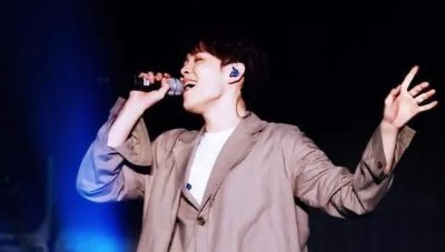 ​尤长靖恋情被曝，双方行为亲密，女方疑似经纪人，网友：气疯了！