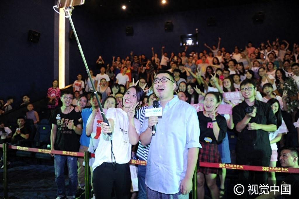 南派三叔坐镇成都宣传《盗墓笔记》 马思纯肤白貌美大红唇卖萌