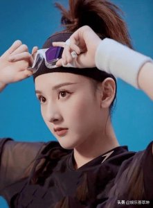 ​宋祖儿穿泳装拍大片，红唇妆发颇显魅力，“侧颜杀”美过张柏芝