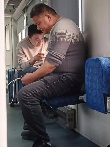 ​火车硬座乘客进卧铺走廊充电引发众怒：公共空间与个人权益的冲突