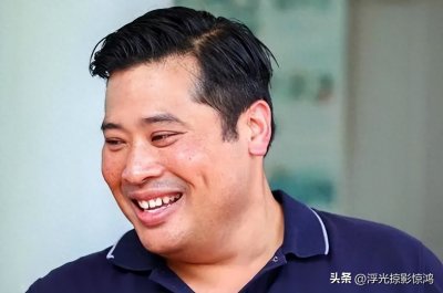 ​泰国王室真忙，二儿子带动三儿子也回家，废王子兄弟俩打伞拜祖宗