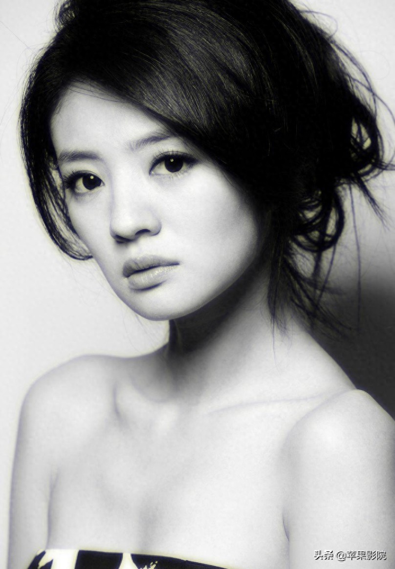 安以轩有一张让人过目不忘的容颜，朦胧的大眼睛闪烁着纯净的心