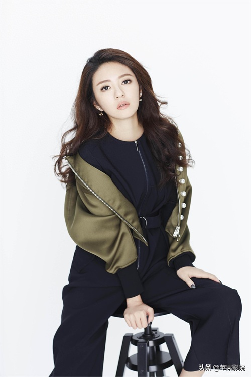 安以轩有一张让人过目不忘的容颜，朦胧的大眼睛闪烁着纯净的心