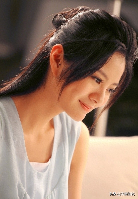 安以轩有一张让人过目不忘的容颜，朦胧的大眼睛闪烁着纯净的心