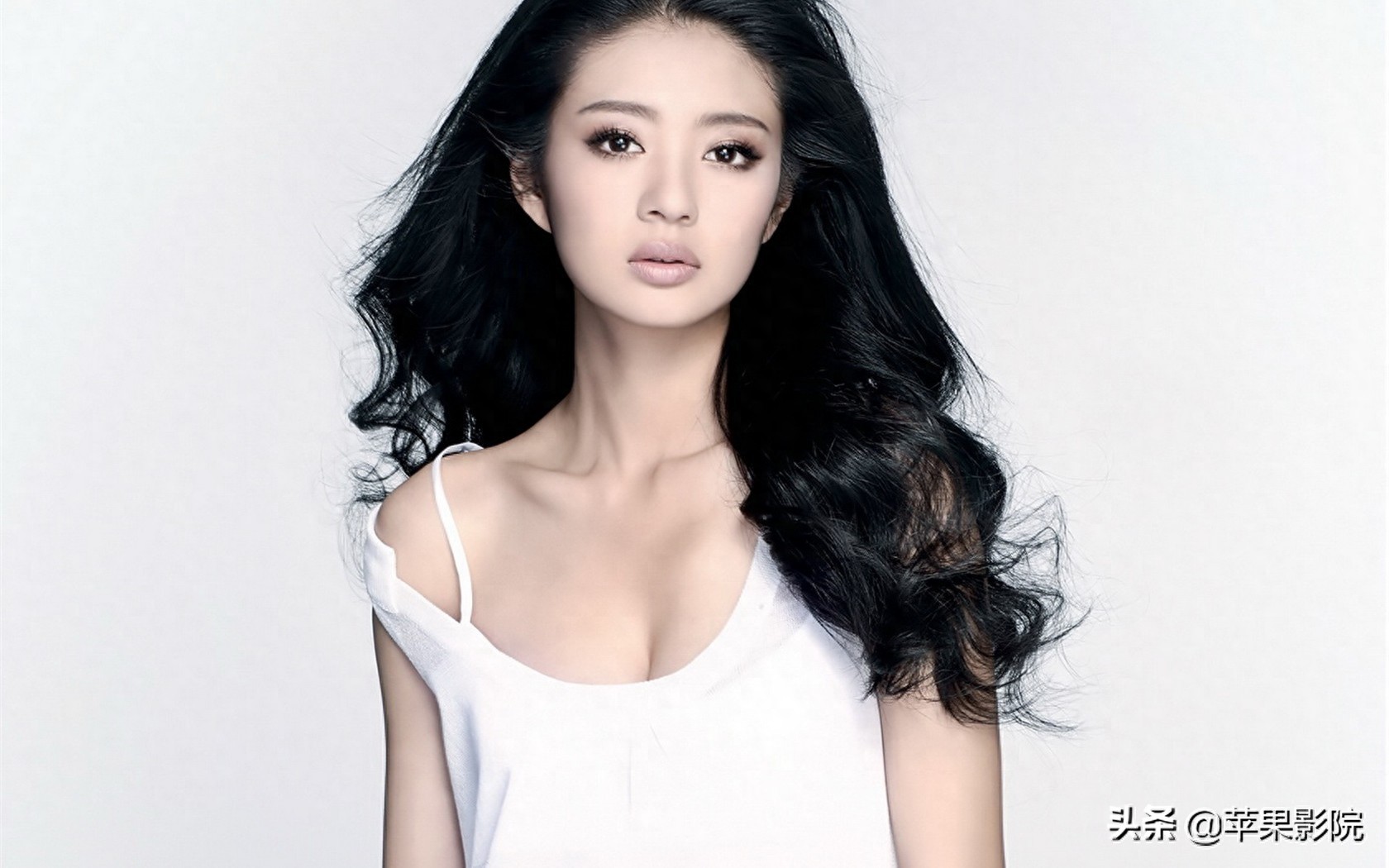 安以轩有一张让人过目不忘的容颜，朦胧的大眼睛闪烁着纯净的心