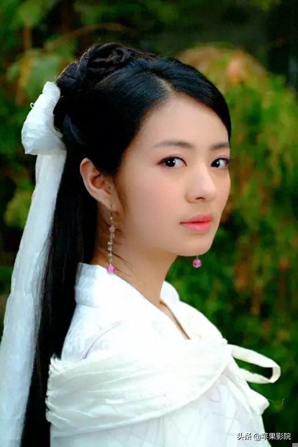 安以轩有一张让人过目不忘的容颜，朦胧的大眼睛闪烁着纯净的心