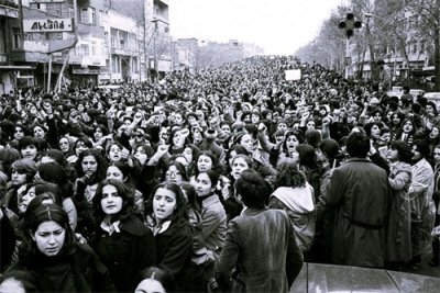 ​爆发于“亚洲觉醒”期的伊朗革命运动不同于亚洲其它各国，为何？