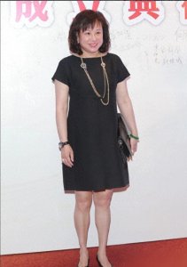 ​“赌王三太”陈婉珍：70岁皮肤紧致惹人羡，穿搭富态却优雅低调