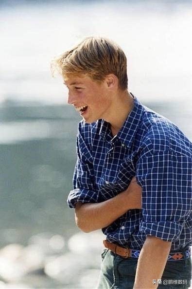 威廉王子居然也是“衬衫控”？少年时穿格纹衬衫儒雅，尽显绅士范