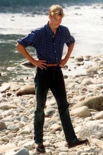 威廉王子居然也是“衬衫控”？少年时穿格纹衬衫儒雅，尽显绅士范